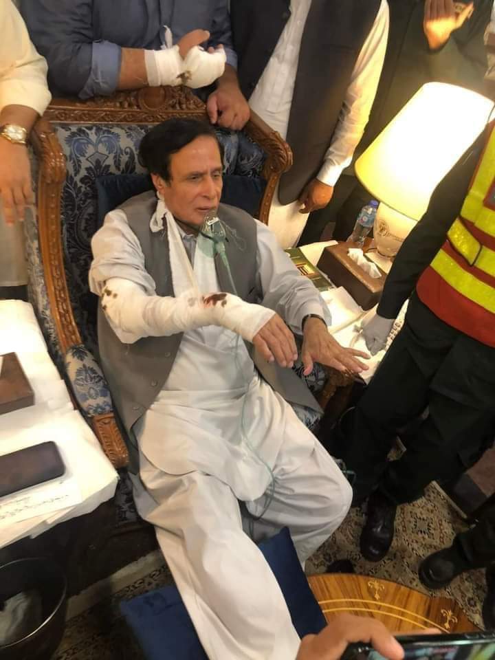 MJ_N51's tweet photo. تھوڑی سی ہمت کرو اور اس بھکاری کی بھی تصویر اپلوڈ کر دو 
شرم تم کو مگر نہیں آتی 🖐🖐
@DostMMzari 
@MaharNaseerKha1 https://t.co/yq5RlaNZkO