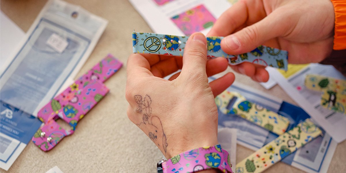 SamsungMobileUS's tweet photo. Want to get your hands (and wrist) on a new #GalaxyWatch4 with limited edition looks by Sean Wotherspoon?

Retweet this post for a chance to win the #SamsungXSWCollection #Sweepstakes! 🔁
 
NO PURCH NEC. Open to 50 US &amp; DC, 18+. Ends 12 pm 4/30/22. Rules: https://t.co/VlKqjiW6hP https://t.co/zDl7nmZj7v