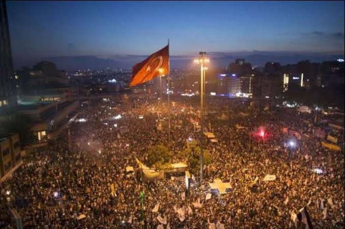 Sen gideceksin <a href="/RTErdogan/">Recep Tayyip Erdoğan</a> 
Gezi kalacak!