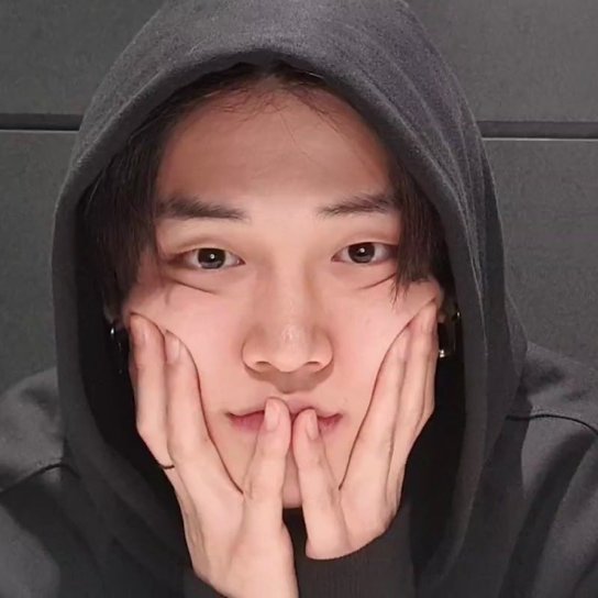 hourlyjunie's tweet photo. bf calls 

#YEONJUN #연준 @TXT_members https://t.co/CiK5iLLVnG