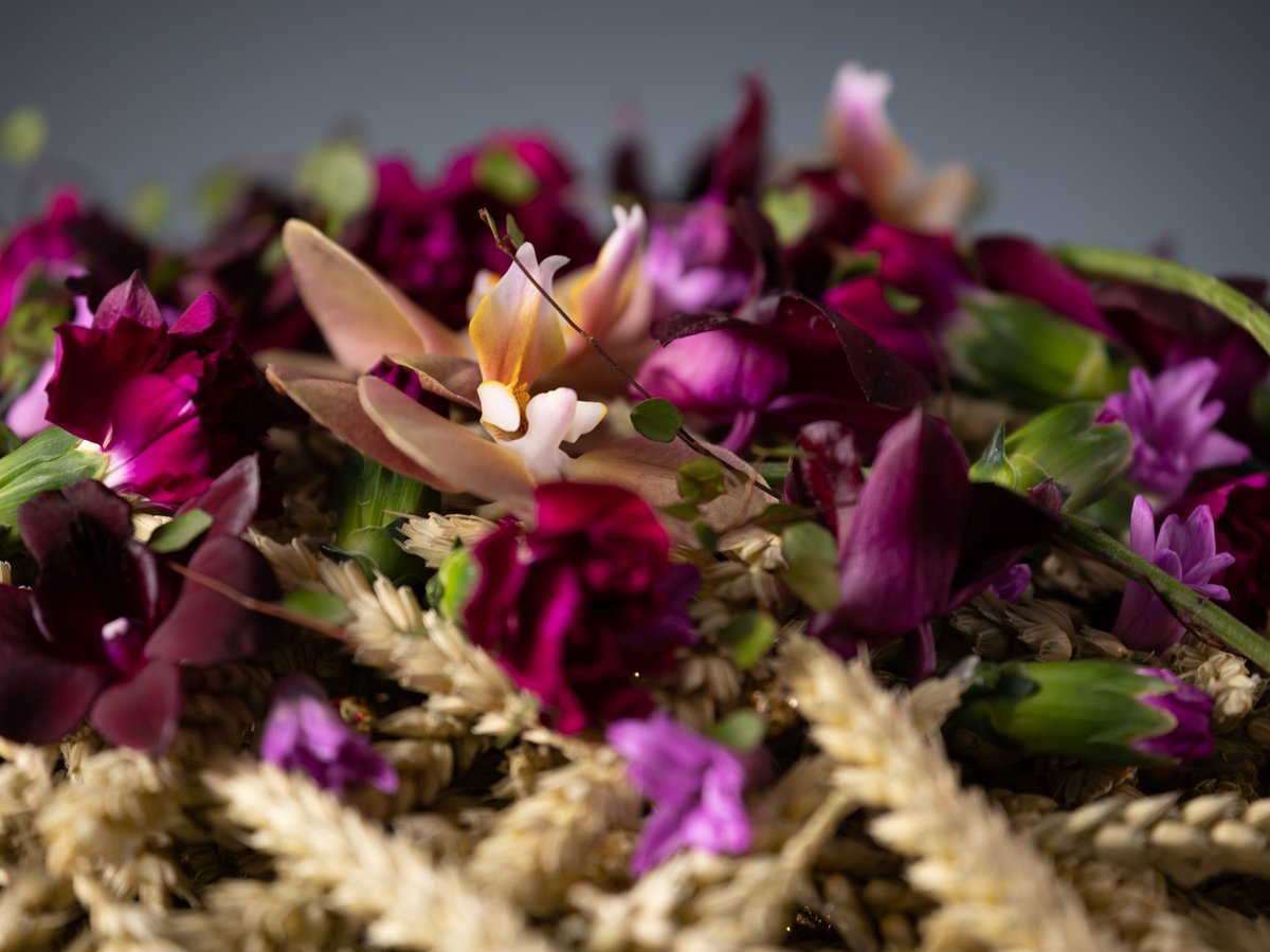 FLOOSWEB's tweet photo. Beautiful Chaos >> #AlexSegura new floral recipe is a bridal bouquet. The Catalan master florist has created a textured Triticum base that serves to integrate delicate, sophisticated floral work.

https://t.co/7neG0uW0H7

#DiY #FLOOS #StepByStep #MasterFlorists #Flowers #Florists https://t.co/Cw7IJAhbeu