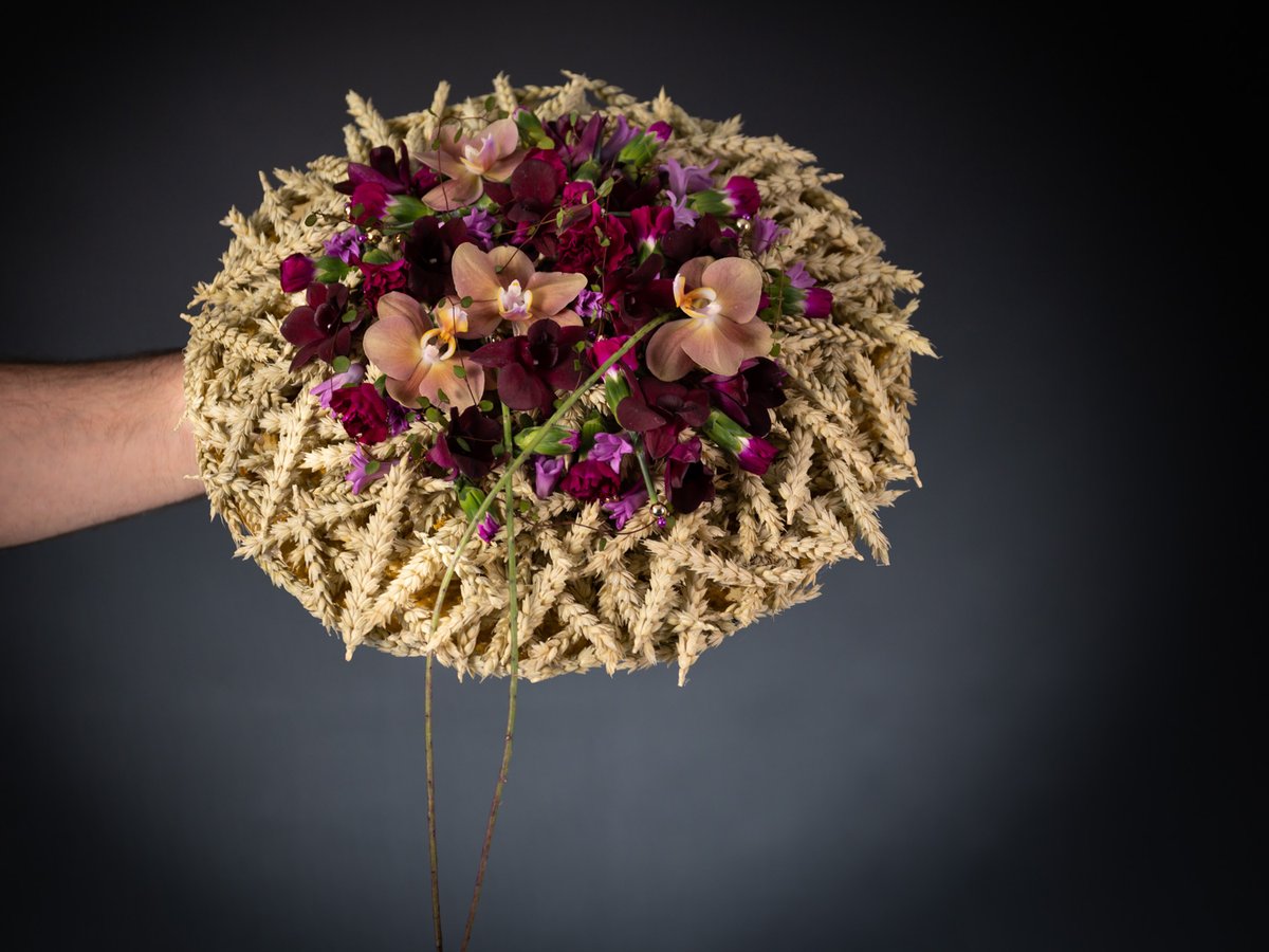 FLOOSWEB's tweet photo. Beautiful Chaos >> #AlexSegura new floral recipe is a bridal bouquet. The Catalan master florist has created a textured Triticum base that serves to integrate delicate, sophisticated floral work.

https://t.co/7neG0uW0H7

#DiY #FLOOS #StepByStep #MasterFlorists #Flowers #Florists https://t.co/Cw7IJAhbeu