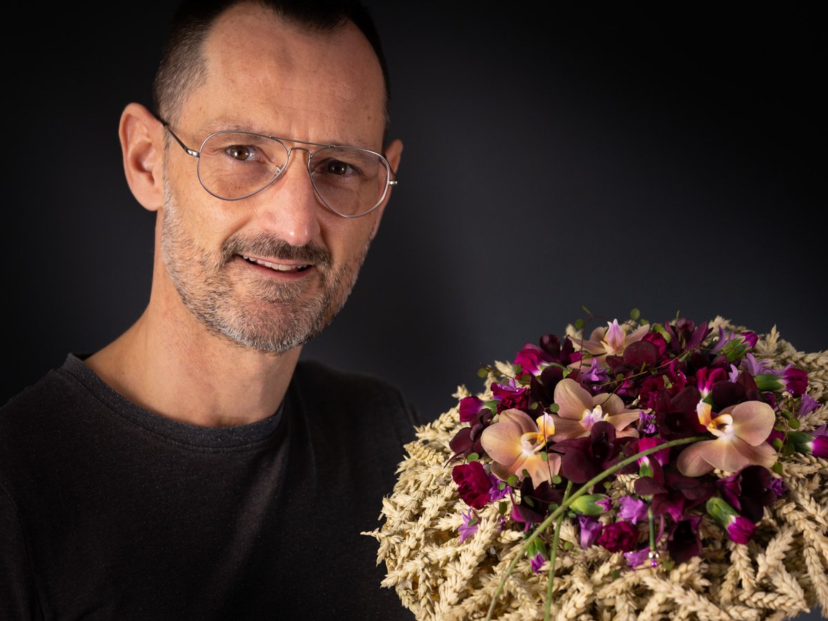 FLOOSWEB's tweet photo. Beautiful Chaos >> #AlexSegura new floral recipe is a bridal bouquet. The Catalan master florist has created a textured Triticum base that serves to integrate delicate, sophisticated floral work.

https://t.co/7neG0uW0H7

#DiY #FLOOS #StepByStep #MasterFlorists #Flowers #Florists https://t.co/Cw7IJAhbeu