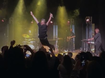 3CatInfo's tweet photo. Joan Dausà salta al públic durant un concert i acaba a terra: "La cagada va ser meva"

https://t.co/Ewq1fY4VFB https://t.co/ENY9D0JcYg