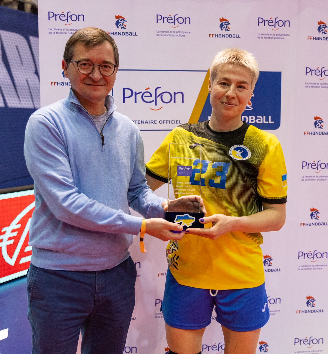 ccarrega's tweet photo. Très fier au nom de @Prefon_Asso  d'avoir remis le #Trophéedelengagement à la capitaine de l'équipe Ukrainienne Iryna Glibko lors du match France - Ukraine au Havre. Bravo à la Fédération française de handball et à son Président @BanaPhilippe  de l'organisation. #engagement https://t.co/r20pF3k8Jy
