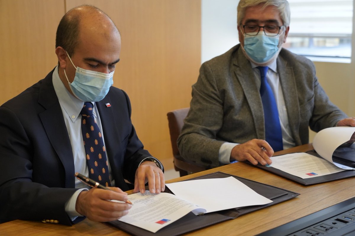Senda_gob's tweet photo. Nuestro Director Nacional @ccharme junto al vicerrector de @Ucen Rafael Castro, al decano de @Facsalud_UCEN Patricio Silva, y al director del Programa de Drogas de @Facsalud_UCEN Rodrigo Goycolea, firmaron un convenio de colaboración entre la Academia SENDA y Universidad Central. https://t.co/3r6q4SSg5a