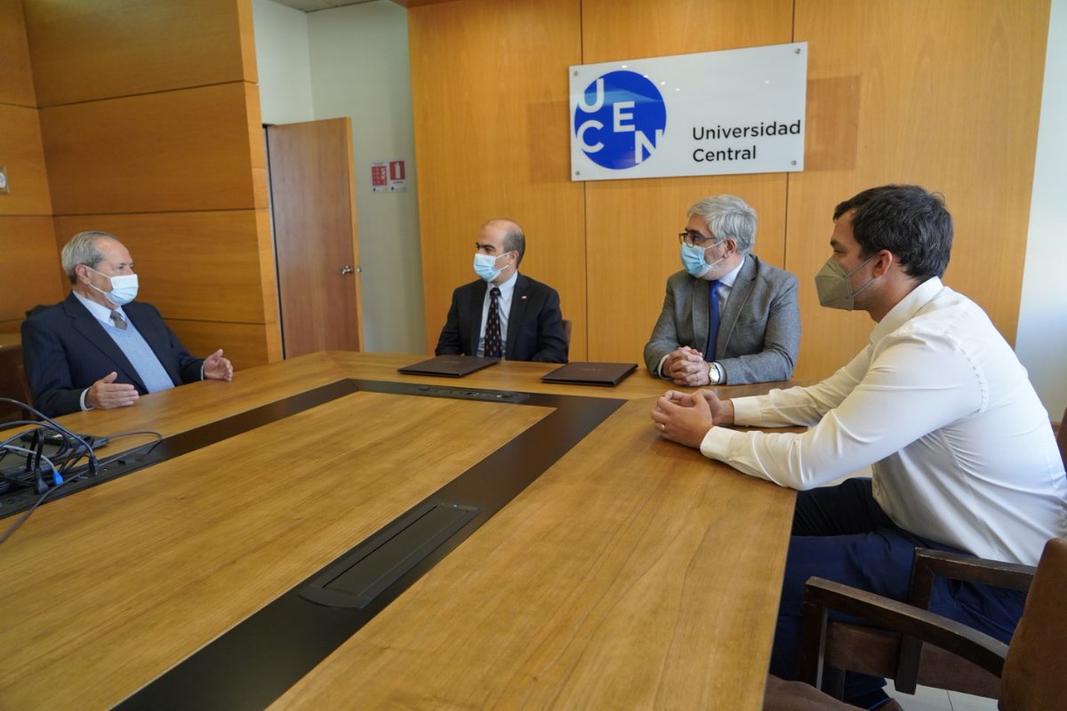 Senda_gob's tweet photo. Nuestro Director Nacional @ccharme junto al vicerrector de @Ucen Rafael Castro, al decano de @Facsalud_UCEN Patricio Silva, y al director del Programa de Drogas de @Facsalud_UCEN Rodrigo Goycolea, firmaron un convenio de colaboración entre la Academia SENDA y Universidad Central. https://t.co/3r6q4SSg5a