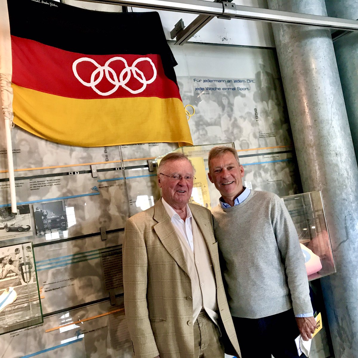 Heute zu Gast in unserem Museum: Manfred Germar, Leichtathletik-Legende aus den 1950er/60er Jahren. Der mehrfache Europameister, Weltrekordler und Olympiamedaillengewinner (Bronze 1956 Melbourne mit der 4x100m Staffel) wurde von Direktor Dr. Andreas Höfer (r.)  begrüßt.