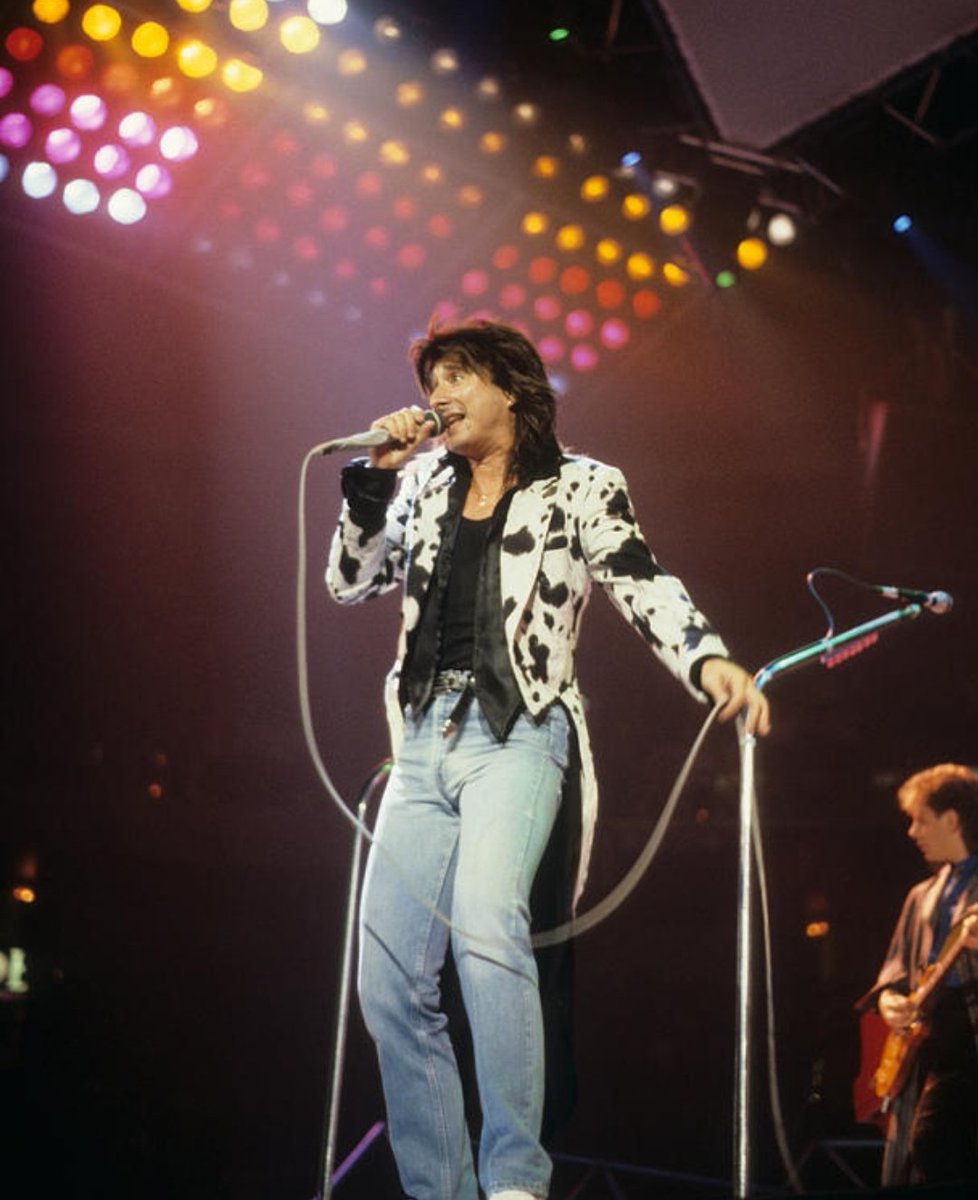 06Prin21's tweet photo. Love those coat tails #StevePerry https://t.co/NZa5H36A8m