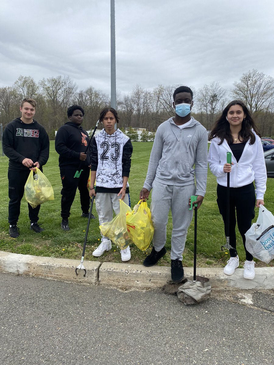 OBHSMrWasserman's tweet photo. #EarthWeek campus clean up! 🌎 #EarthDay #OBHSEarthScience #OBHSGoGreen @FazioSally Picked up over 15 bags of trash. Many bottles, caps, and lots of masks. Thank you to all who helped! #keepPlasticOutOfTheOcean https://t.co/8rw33dyXic
