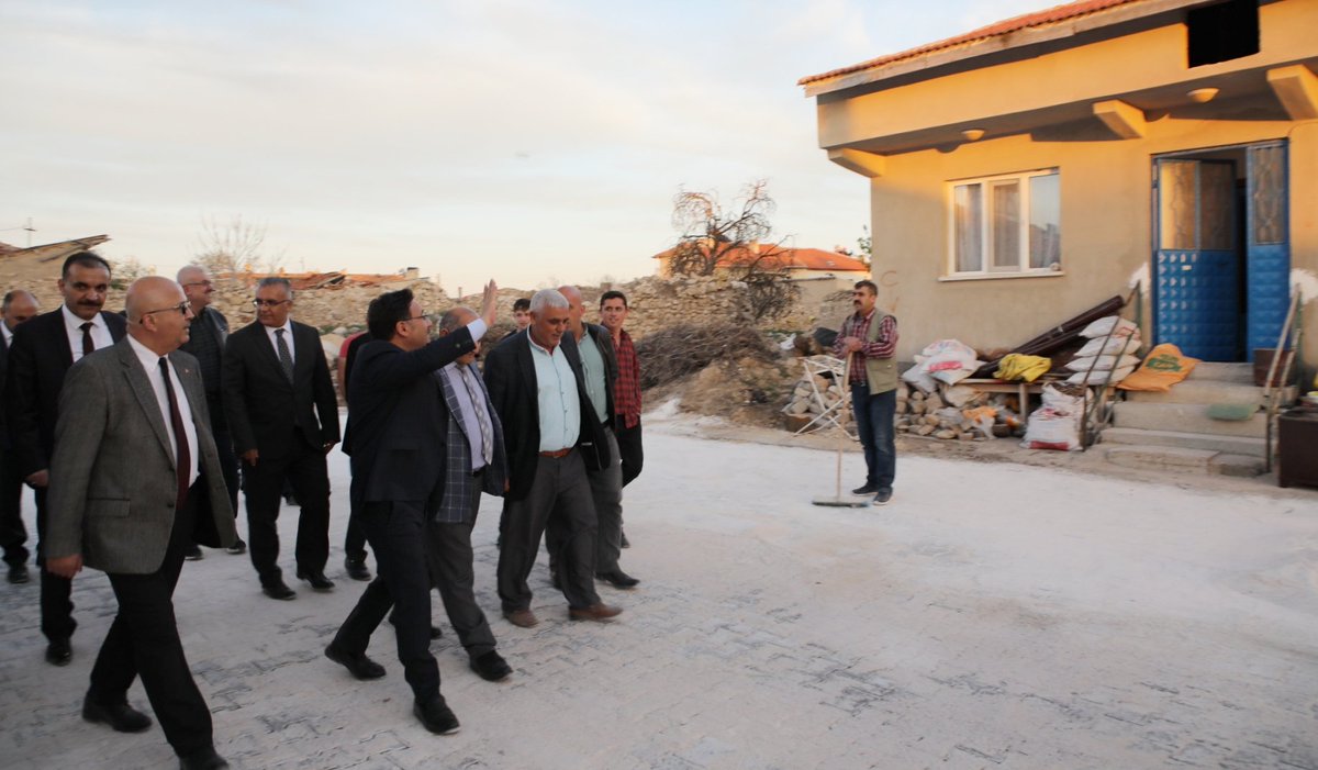 Valimiz Gökmen Çiçek, İGM Başkanı Burhanettin Çoban, İl Özel İdare Gen. Sekreteri ve İl Genel Meclisi üyeleriyle birlikte Anıtkaya'da devam eden altyapı ve parke çalışmalarını yerinde inceledi. Vatandaşlarla da sohbet eden Valimiz Çiçek, kendisine iletilen taleplere çözüm üretti.