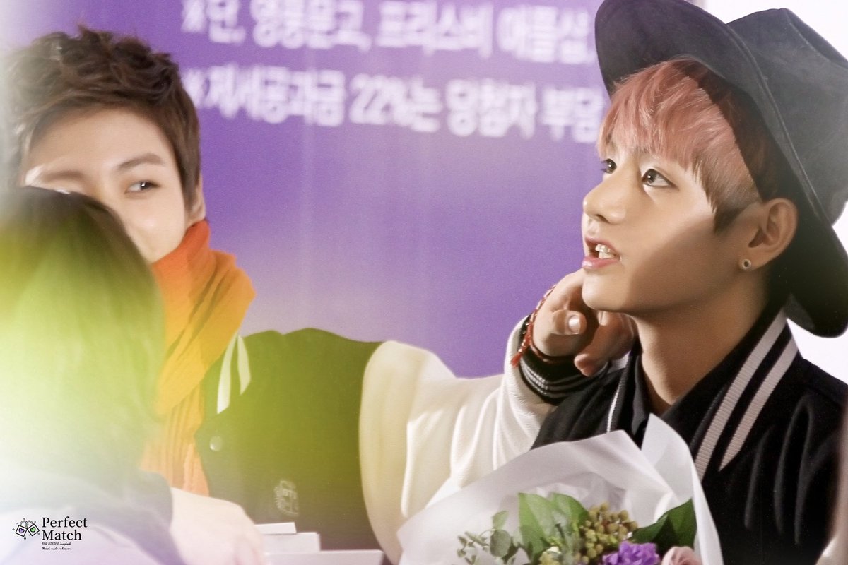 PerfectMatch_KV's tweet photo. 131118 초딩즈 (งᐖ)ว

#BTS #방탄소년단 #태국 #국뷔
#Jungkook #정국 #뷔국 #초딩즈
#Taehyung #태형 #V #뷔 https://t.co/4AItaCLbN2