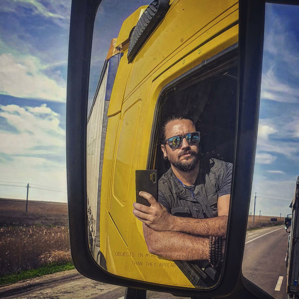 Y de repente el amarillo y el azul significan algo mas importante que meros colores 🇺🇦 Vuelvo a Madrid después de 21 días sobre el terreno, 3 viajes, 35 camiones, más de 800 toneladas de ayuda y una bronquitis que me ha dejado fuera de juego varios días | hambrecero.es