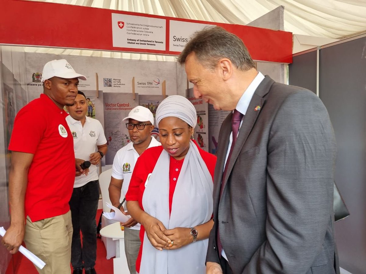 SwissTPH's tweet photo. #WorldMalariaDay: Swiss ambassador Didier Chassot 🇨🇭 and Tanzanian Minister of Health Ummi Mwalimu 🇹🇿 visit the "Towards Elimination of #Malaria in Tanzania" #TEMT project.

🤝We are proud to collaborate with @SwissDevCoop and @ifakarahealth in fighting malaria in #Tanzania. https://t.co/syMwYofuFm