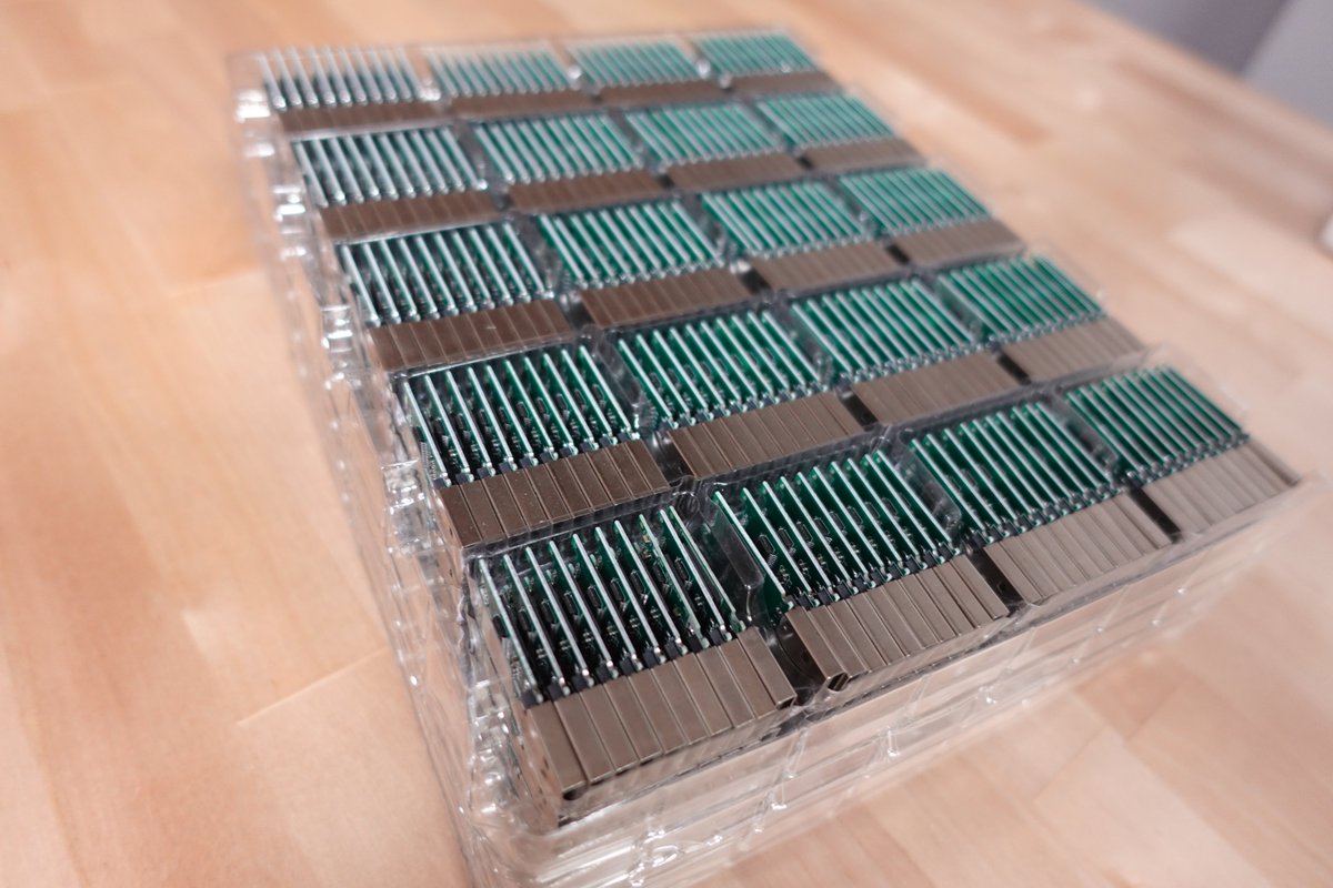 Para_tope's tweet photo. 1,000 more USB chips just arrived at our facility, now its time for @printrhub to get printing 😎

#3dprinting #manufacturing #sustainability https://t.co/ttIjGpmzuV