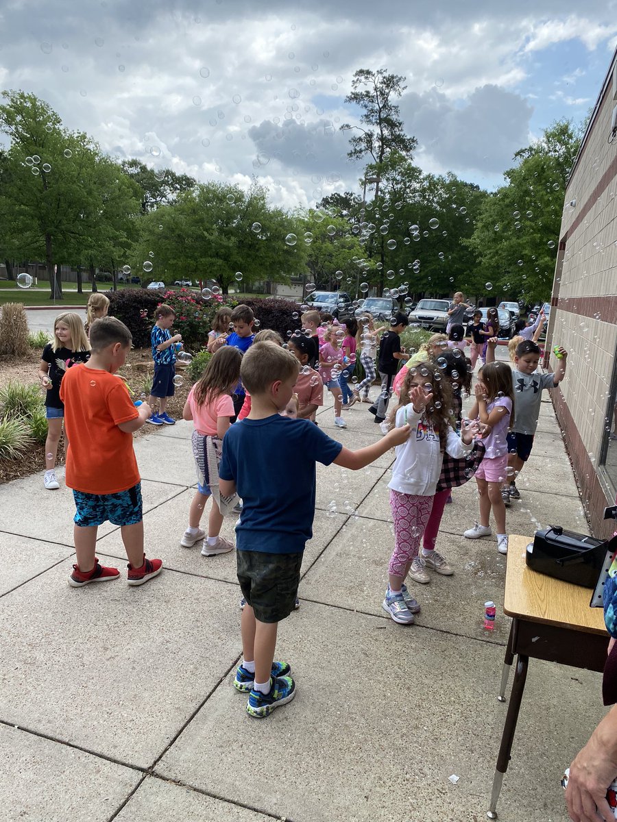 Kuchtas_class's tweet photo. B is for bubbles! We are into our abc countdown to the end of the year! @HumbleISD_HHE https://t.co/EKoXLPyi2n