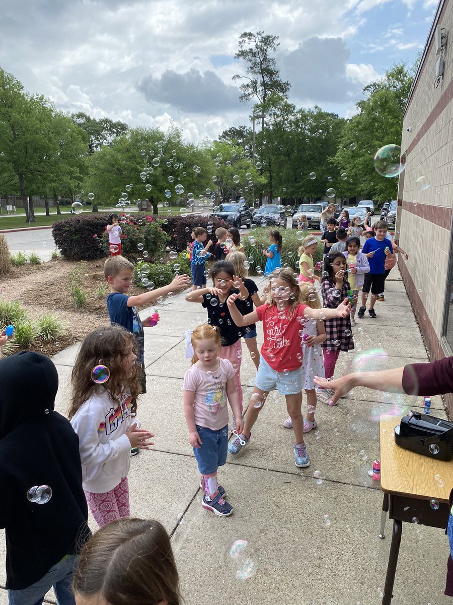 Kuchtas_class's tweet photo. B is for bubbles! We are into our abc countdown to the end of the year! @HumbleISD_HHE https://t.co/EKoXLPyi2n
