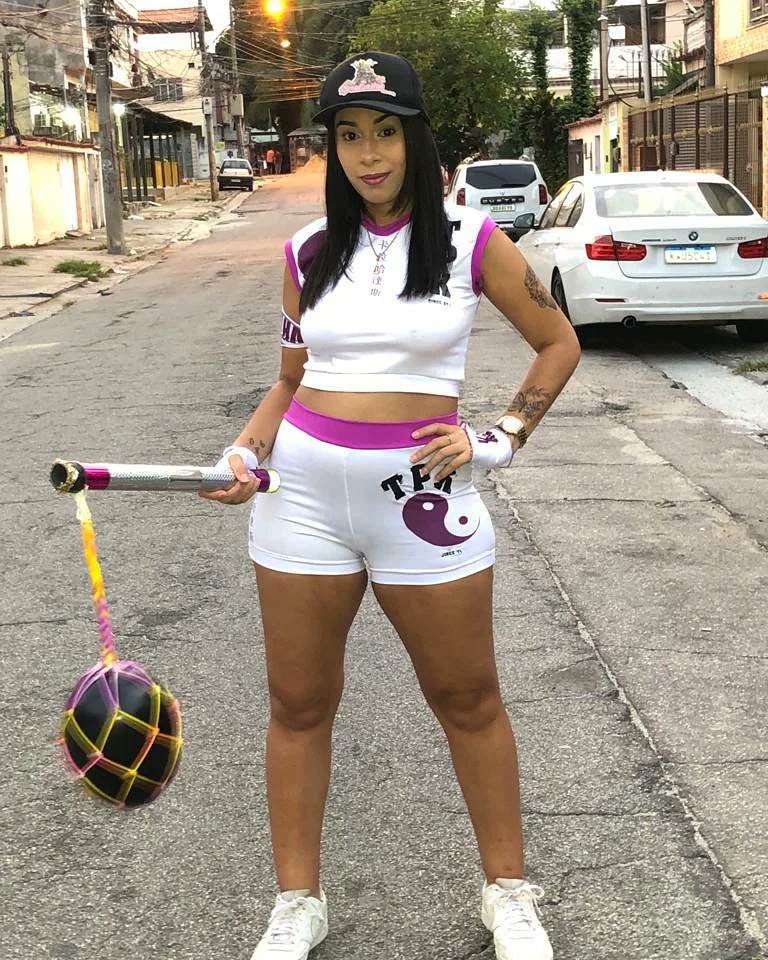 AsKaralhadas's tweet photo. ontem foi dia de curtir o último dia de carnaval fora de época!
clicks antes de irmos pra saída dos Guerrilheiros/Guerrilheiras de Inhaúma! 👑✨🏴☠️🧁
na foto: @Lauracst6
UMA POR TODAS, E TODAS PELA MANA. 💪🏾⚔️
#askaralhadasdepilares
#donasdepilares
#asparatudodaestrela https://t.co/44EkX0ES5M