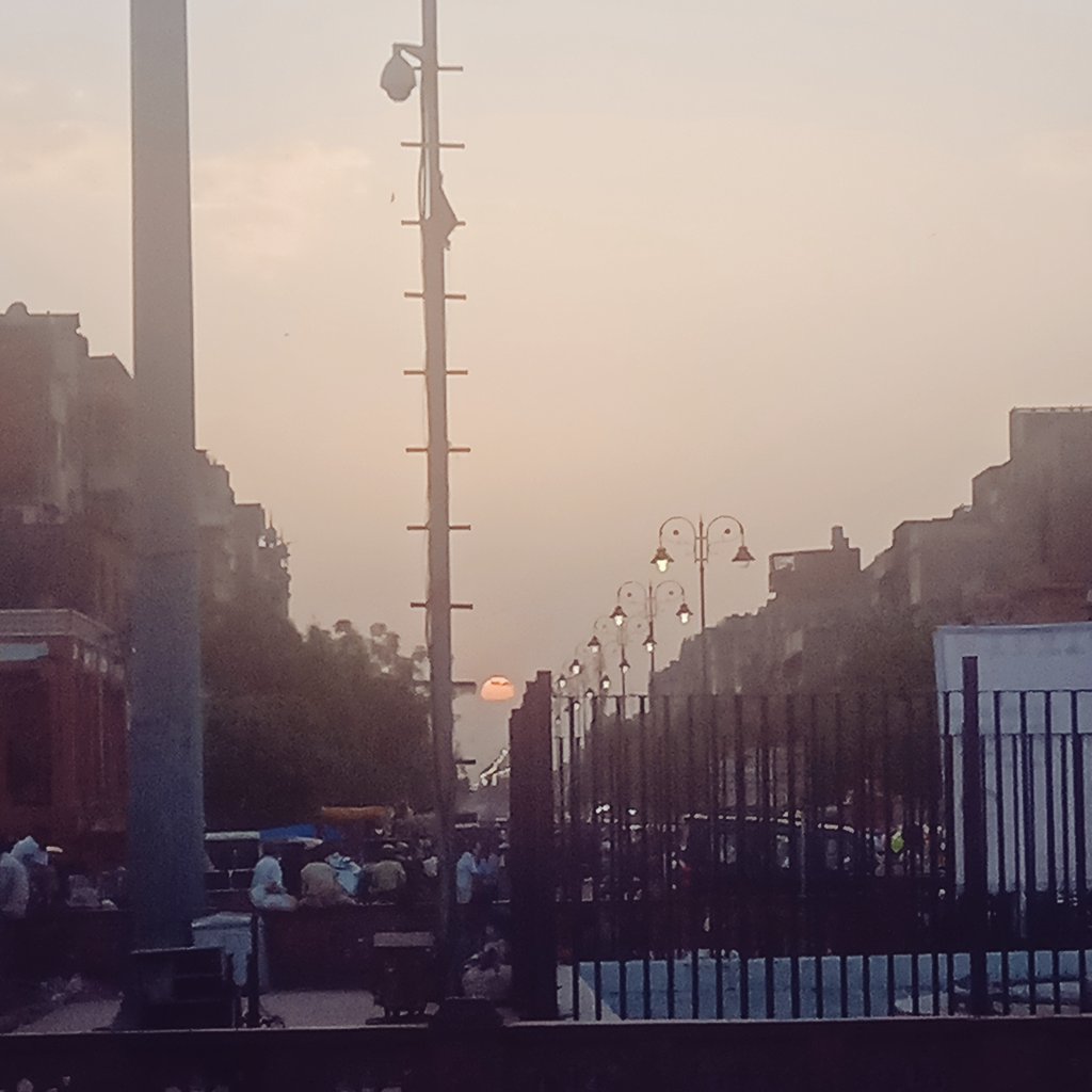 मुझे पता न चला और वो चलता रहा
में देखती रही और वो ढलता रहा।