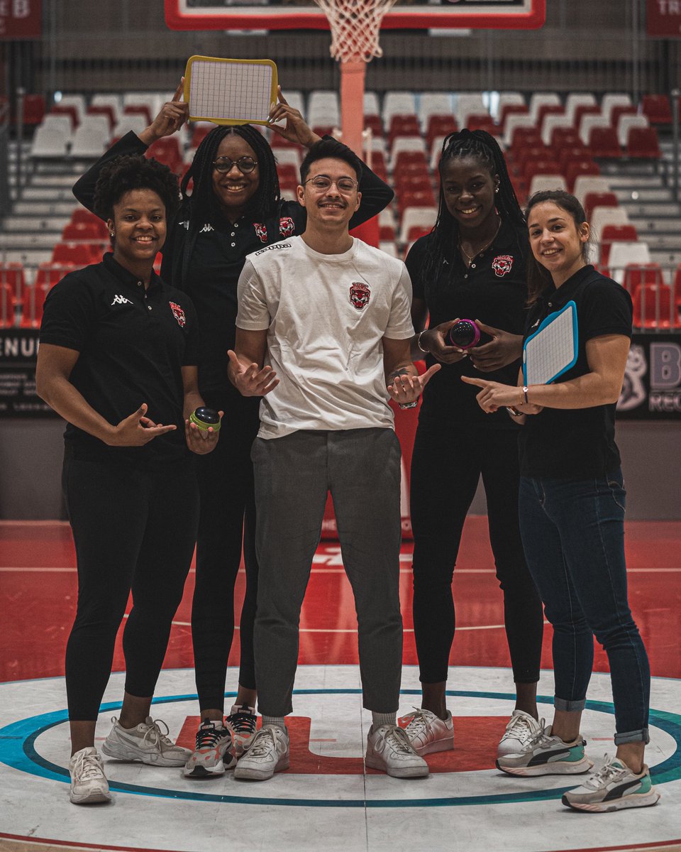 Buzzer Beat-her ft. <a href="/larochevendee/">La Roche Vendée Basket Club</a> 🐯

<a href="/OrnellaBankole3/">Bankole Ornella</a>, <a href="/colinefrchl/">Coline</a>, <a href="/AssiitanK/">Assitan Koné</a> et Océane Monpierre se sont affrontées dans une vidéo légendaire 😂

➡️ youtu.be/aBRXSXtDjBk

👀 <a href="/basketlfb/">LFB</a>