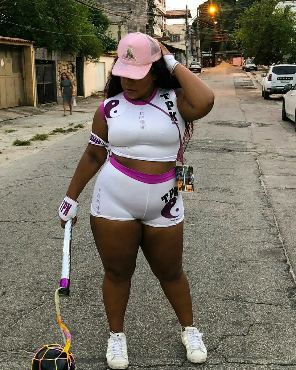 AsKaralhadas's tweet photo. ontem foi dia de curtir o último dia de carnaval fora de época!
clicks antes de irmos pra saída dos Guerrilheiros/Guerrilheiras de Inhaúma! 👑✨🏴☠️🧁
na foto: @geochg1
UMA POR TODAS, E TODAS PELA MANA. 💪🏾⚔️
#askaralhadasdepilares
#donasdepilares
#asparatudodaestrela https://t.co/o4W7af0jsP