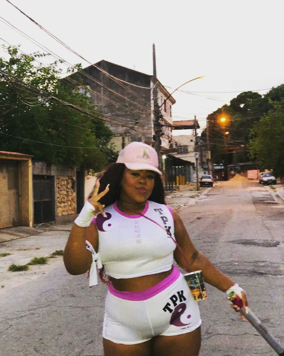 AsKaralhadas's tweet photo. ontem foi dia de curtir o último dia de carnaval fora de época!
clicks antes de irmos pra saída dos Guerrilheiros/Guerrilheiras de Inhaúma! 👑✨🏴☠️🧁
na foto: @geochg1
UMA POR TODAS, E TODAS PELA MANA. 💪🏾⚔️
#askaralhadasdepilares
#donasdepilares
#asparatudodaestrela https://t.co/o4W7af0jsP