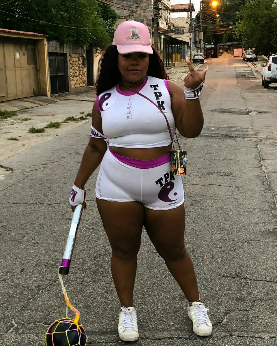 AsKaralhadas's tweet photo. ontem foi dia de curtir o último dia de carnaval fora de época!
clicks antes de irmos pra saída dos Guerrilheiros/Guerrilheiras de Inhaúma! 👑✨🏴☠️🧁
na foto: @geochg1
UMA POR TODAS, E TODAS PELA MANA. 💪🏾⚔️
#askaralhadasdepilares
#donasdepilares
#asparatudodaestrela https://t.co/o4W7af0jsP