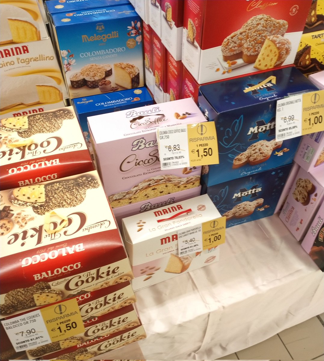 Ondertussen is in de Italiaanse supermarkt de Paasuitverkoop gaande. 🍰 #it0422