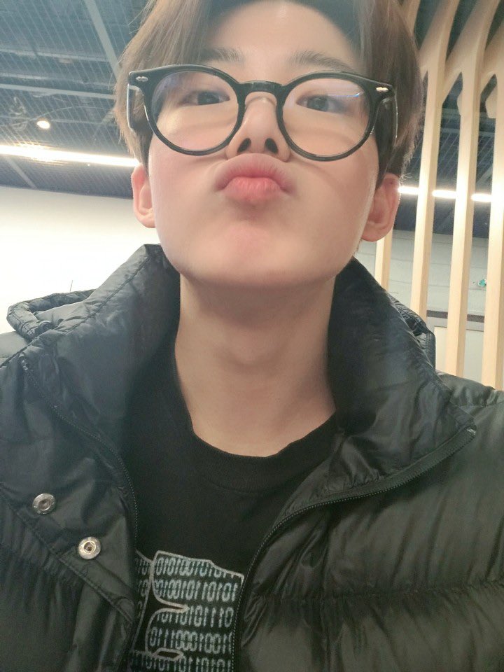 thxo99's tweet photo. 좋아하는뀨뀨셀카올리기대결 https://t.co/RjHWkPtdhn