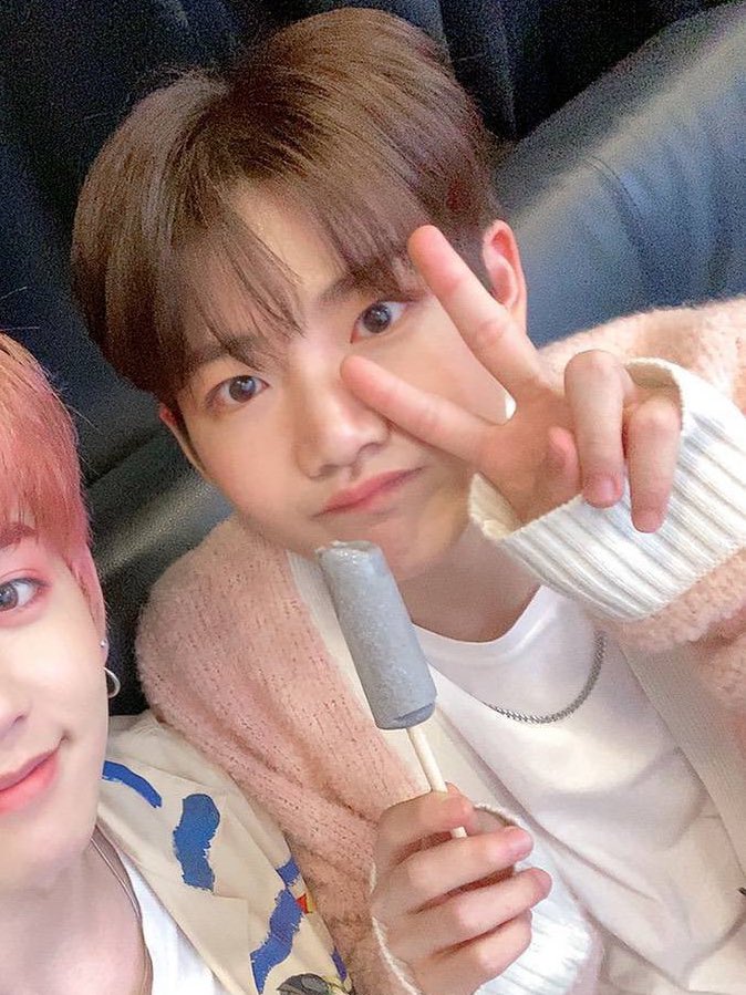 thxo99's tweet photo. 좋아하는뀨뀨셀카올리기대결 https://t.co/RjHWkPtdhn