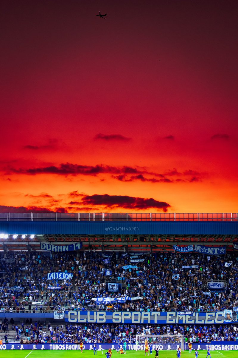 Gabo_Harper's tweet photo. Al ver estas fotos simplemente quise 🥲 disfruten lo que para mi fue el plato fuerte del día de ayer el MAJESTUOSO GEORGE LEWIS CAPWELL adornado por un maravilloso atardecer en nuestra ciudad #Guayaquil #emelec @CSEmelec https://t.co/z3w1co4kAA