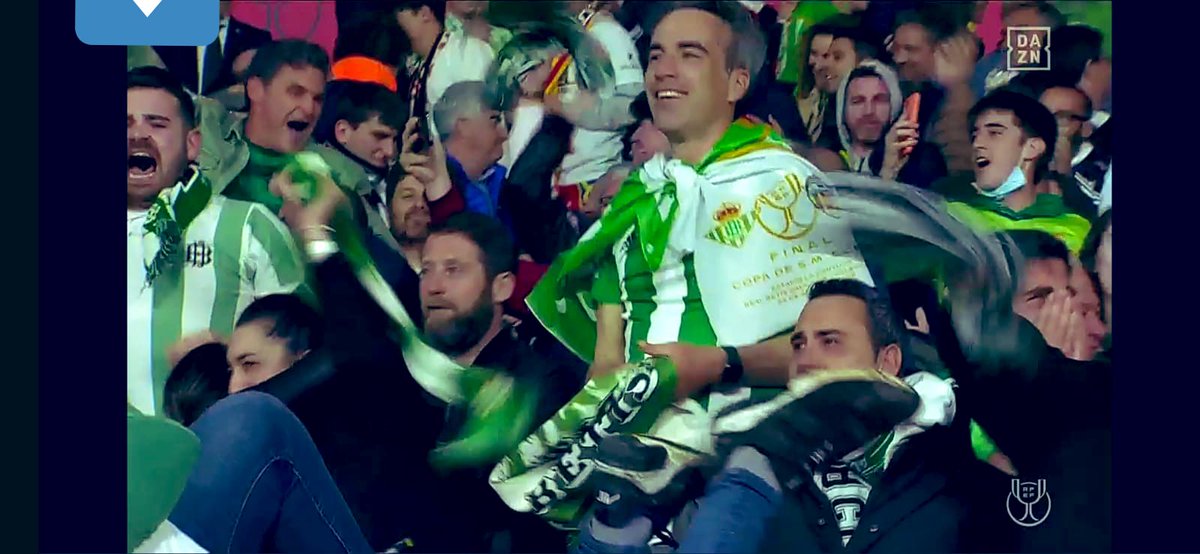 CarMuTor's tweet image. Esa alegría cuando el Betis marca…

@RealBetis tuve la suerte de salir en ésta instantánea de la retransmisión de @DAZN_ES del Gol de Miranda y la consecución del título. 

GRACIAS DE CORAZÓN por hacer que viva uno de los momentos más mágicos de mi vida.

Te amo Betis 💚