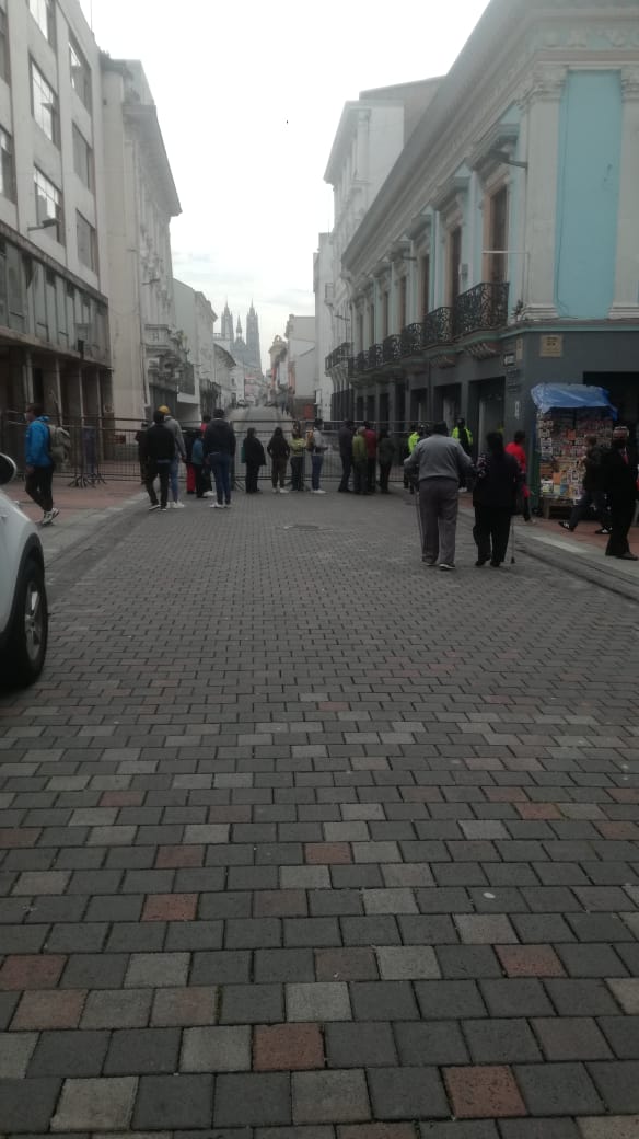 DefensaCHQ's tweet photo. Hoy por la manifestación de los distribuidores de combustibles, mañana, porque la mosca vuela.

#QueTeLohaganaTi
#HastaCuandoPadreAlmeida
#VenAlCentro #DefensaCHQ

@LumiereblueH @jmoya87 @Presidencia_Ec @LassoGuillermo @robertjacome88 @JessyJaramilloY @NuevoQuito @ppazminoec https://t.co/vqIG2xWyyC