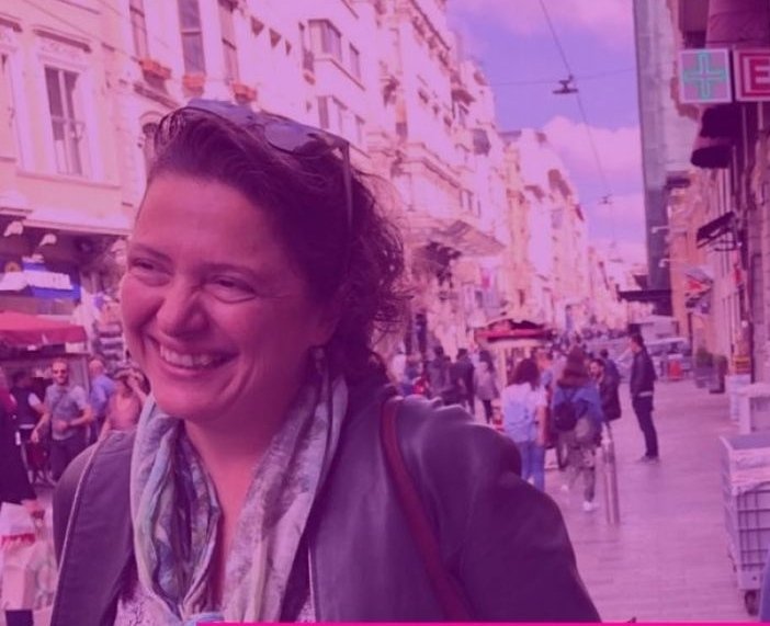 18 yıl ceza alan Çiğdem Mater karar duruşmasına katılmak için yurtdışından geldi ve  Kaçma şüphesi olduğu gerekçesiyle tutuklandı  #GeziDavası