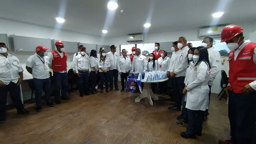 IrwinAscanio's tweet photo. Hoy brindamos respaldo a nuestro pueblo trabajador de @PtoSecoAraure, con la entrega de medicamentos para el tratamiento de enfermedades crónicas que enfrentan algunos trabajadores de esta Terminal ubicada en Araure, Portuguesa. Además la sudadera y la gorra de @Bolipuertos_. https://t.co/7l8N7RSg3v