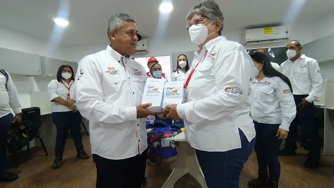 IrwinAscanio's tweet photo. Hoy brindamos respaldo a nuestro pueblo trabajador de @PtoSecoAraure, con la entrega de medicamentos para el tratamiento de enfermedades crónicas que enfrentan algunos trabajadores de esta Terminal ubicada en Araure, Portuguesa. Además la sudadera y la gorra de @Bolipuertos_. https://t.co/7l8N7RSg3v