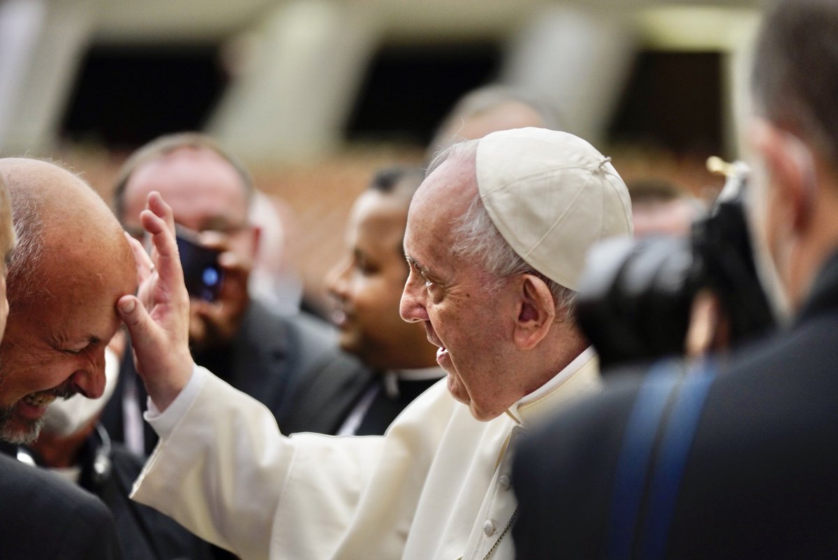 Evange_en's tweet photo. Look into the heart of a person, where the desire is hidden, and the longing to return to the Father and to his house. always, always forgive! #PopeFrancis #MissionaryofMercy #pcpne. https://t.co/nrjGZk9wvs