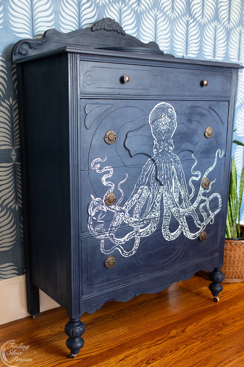 How to paint an octopus dresser (and transfer any image to furniture).
Tutorial Post: findingsilverpennies.com/how-to-paint-a…
#paintedfurniture #chalkpaint #octopus #painttutorial