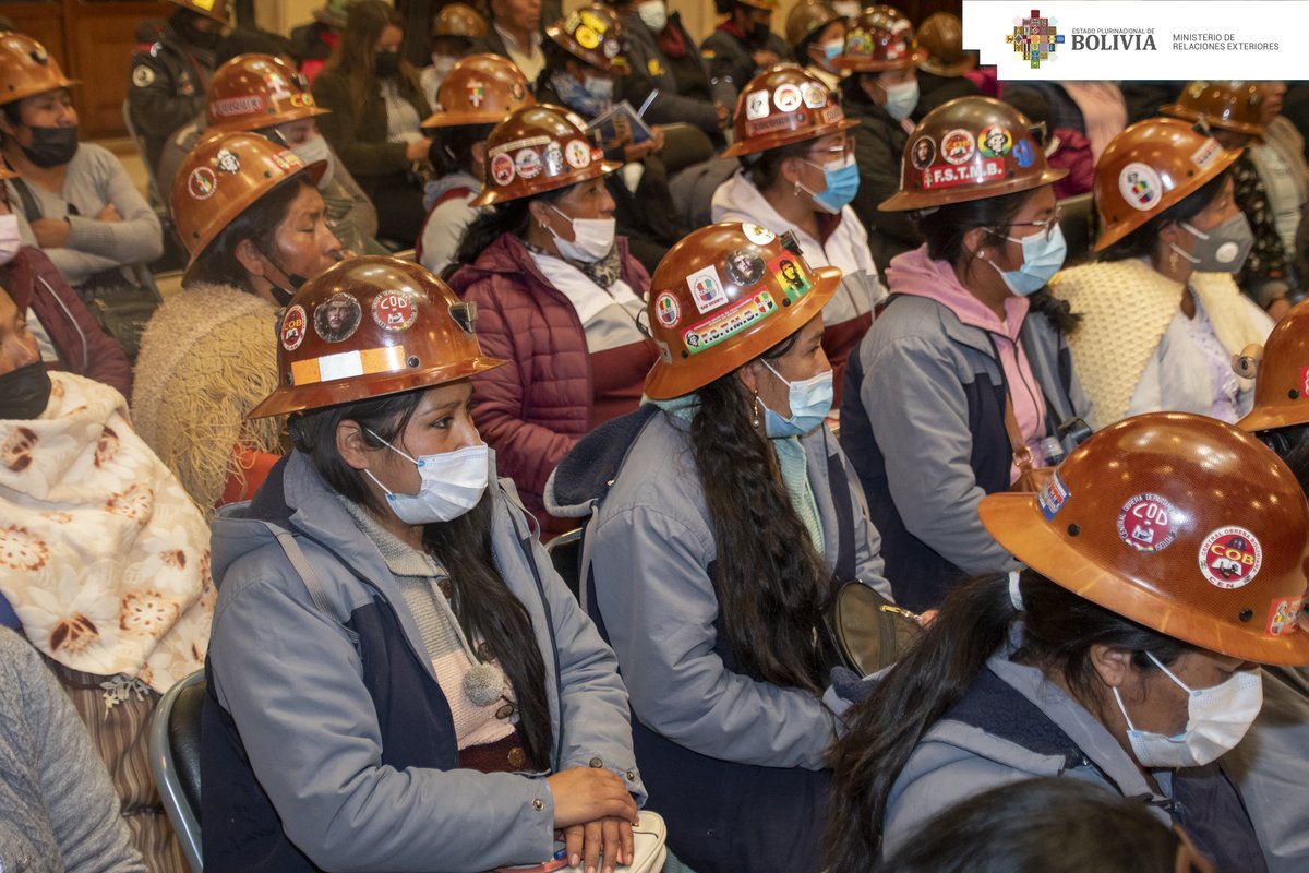 MRE_Bolivia's tweet photo. La viceministra de Gestión Consular e Institucional #VGIC, @eva_chuquimia, es parte de la inauguración del taller "Hacia la Despatriarcalización de las Mujeres Mineras de Bolivia", organizado por #FENCOMIN en coordinación con #CAF.
#CancilleríaContigo #DiplomaciaDeLosPueblos https://t.co/kczeqxilGH