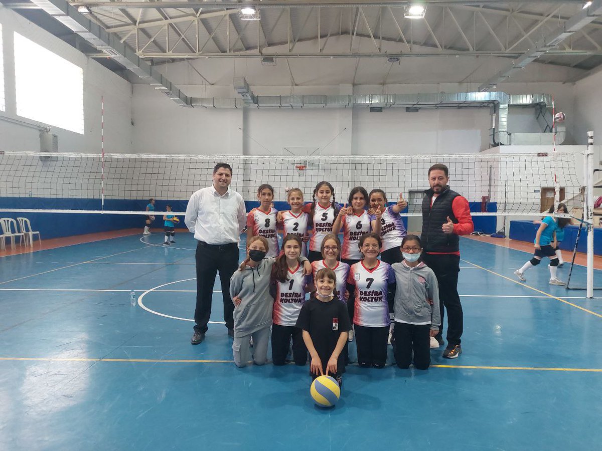 Şehit Hüseyin Köksal İlkokulu-Ortaokulu (@sehithuseyinioo) on Twitter photo Filenin Sultanları kızlarımız, küçükler voleybol turnuvasında finale yükseldiler. Finalde ilçemizin güzide okulu <a href="/Kecioren23Nisan/">Keçiören 23 Nisan Ortaokulu</a> var. Küçük Sultanlarımızın şampiyon olacağına yürekten inanıyoruz. 👏👏👏 Sayın Bakanımız final maçına katılımlarınızı arz ederiz. <a href="/tcmeb/">Millî Eğitim Bakanlığı</a> Filenin Sultanları kızlarımız, küçükler voleybol turnuvasında finale yükseldiler. Finalde ilçemizin güzide okulu <a href="/Kecioren23Nisan/">Keçiören 23 Nisan Ortaokulu</a> var. Küçük Sultanlarımızın şampiyon olacağına yürekten inanıyoruz. 👏👏👏 Sayın Bakanımız final maçına katılımlarınızı arz ederiz. <a href="/tcmeb/">Millî Eğitim Bakanlığı</a>