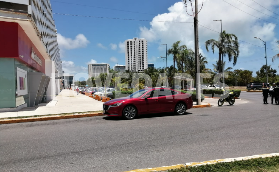 novedadesqroo's tweet photo. 🔴#AlMomento | Se reporta una persona baleada a un costado de plaza Malecón Las Américas de #Cancún.

En breve más información. https://t.co/PXfANdETqF