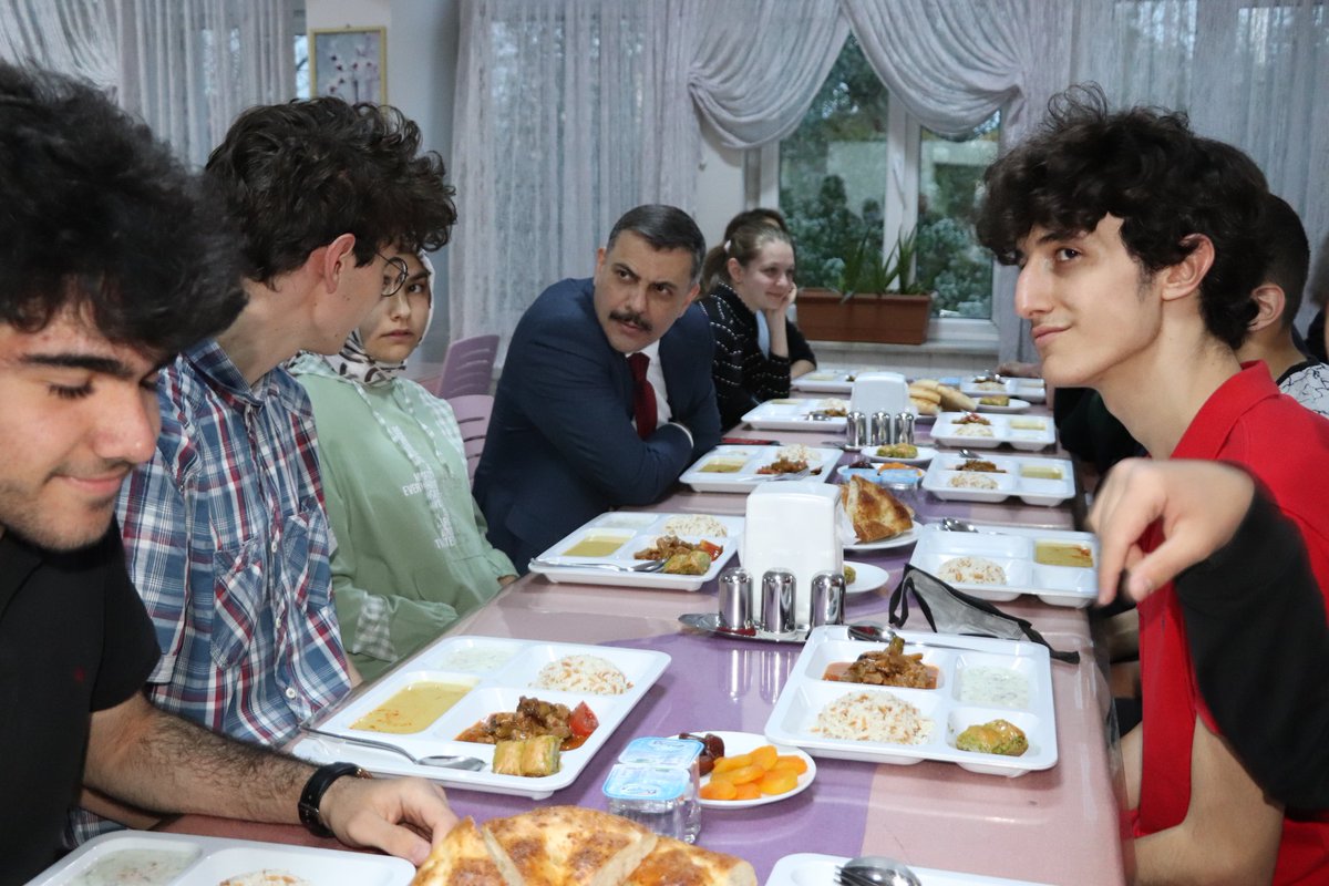 Valimiz Sn. Mustafa ÇİFTÇİ ve İl Milli Eğitim Müdürümüz <a href="/abdullah_kodek/">Abdullah KODEK</a> 15 Temmuz Şehitleri Fen Lisesi öğretmen ve öğrencilerimiz ile birlikte iftar programına katıldı.