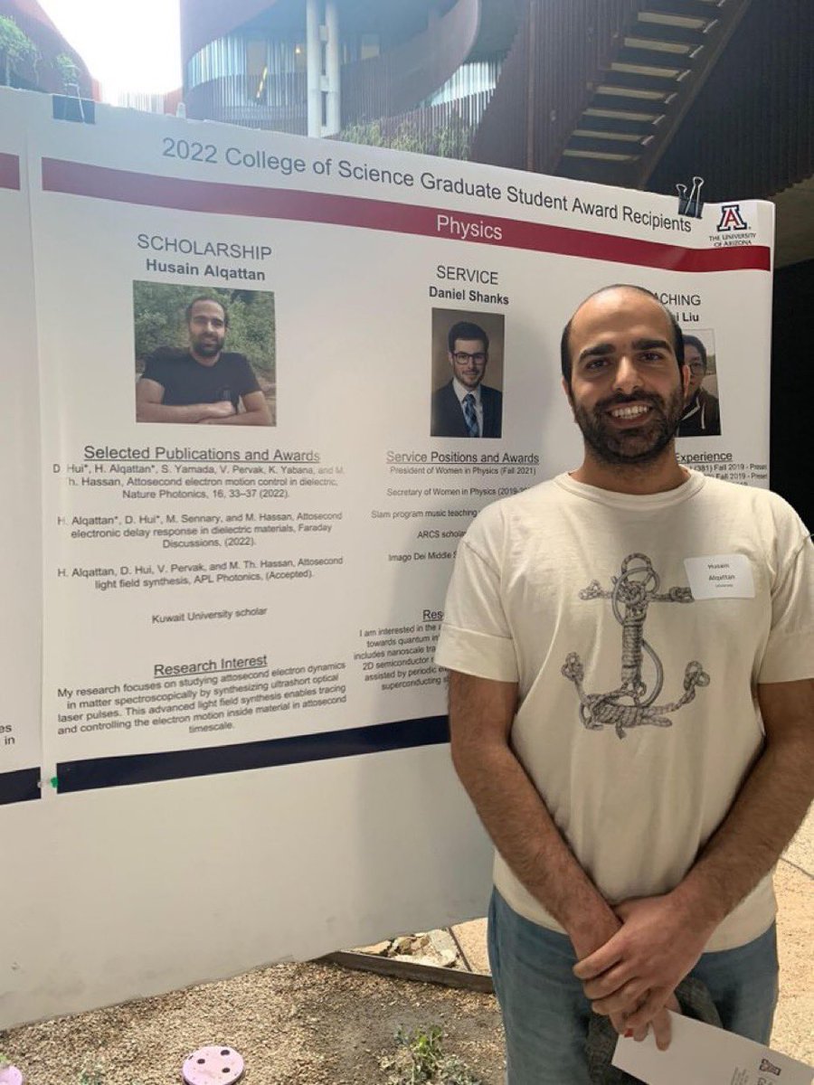 المبتعث من جامعة الكويت حسين القطان يحصل على جائزة التميز في البحث العلمي بجامعة أريزونا كأفضل طالب دكتوراه لعام 2022

• تم تكريمه كأفضل طلاب الدكتوراه في فئات البحث العلمي والخدمات الاجتماعية والتدريس

• يدرس حاليًا فيزياء الذرة وعلوم الضوء في قسم الفيزياء بجامعة أريزونا