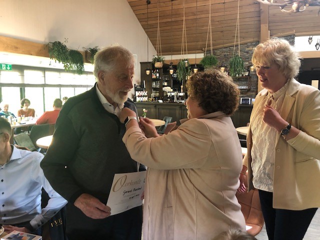 𝗚𝗼𝘂𝗱𝗲𝗻 𝗖𝗗𝗔-𝘀𝗽𝗲𝗹𝗱 𝘃𝗼𝗼𝗿 𝗚𝗲𝗿𝗮𝗿𝗱 𝗠𝗮𝘇𝗲𝗹𝗮𝗻𝗱 🏅

Zaterdag is Gerard, op zijn tachtigste verjaardag, onderscheiden met de gouden CDA-speld. Hij is CDA-lid sinds 1975, oud-raadslid van Weerselo en bestuurslid.

🔗 cda.nl/overijssel/din…