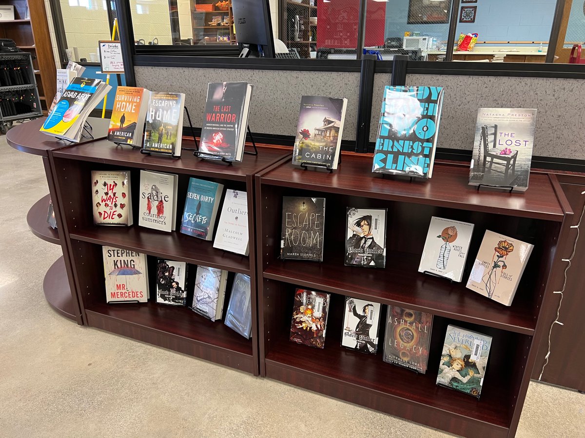 MountaineersMC's tweet image. Thank you Blount County Education Foundation for helping to fill @HHSMountaineers’ Library with new and attention-grabbing books! 📚 #highschoolreaders #newbooks @BC_Schools