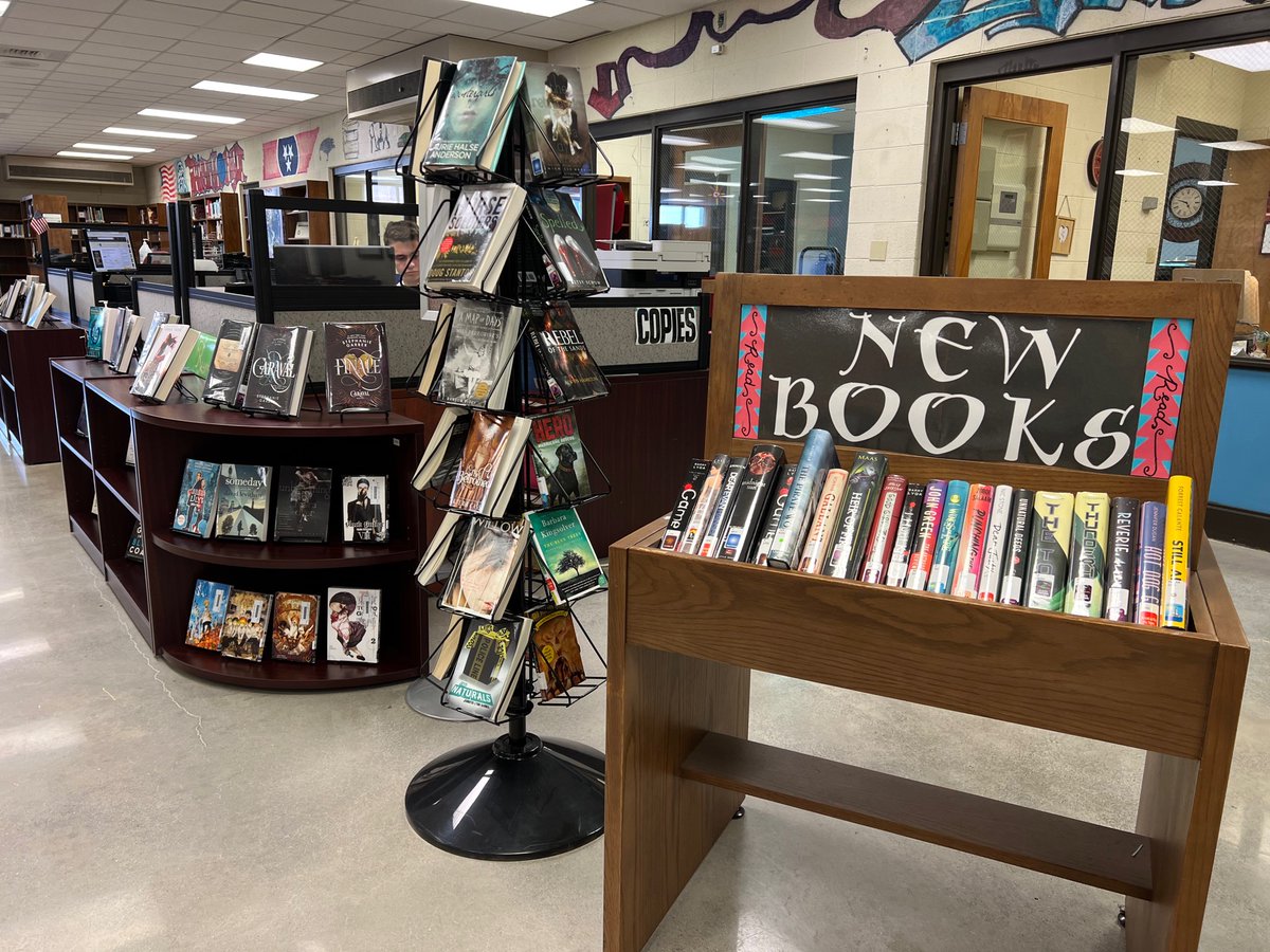 MountaineersMC's tweet image. Thank you Blount County Education Foundation for helping to fill @HHSMountaineers’ Library with new and attention-grabbing books! 📚 #highschoolreaders #newbooks @BC_Schools