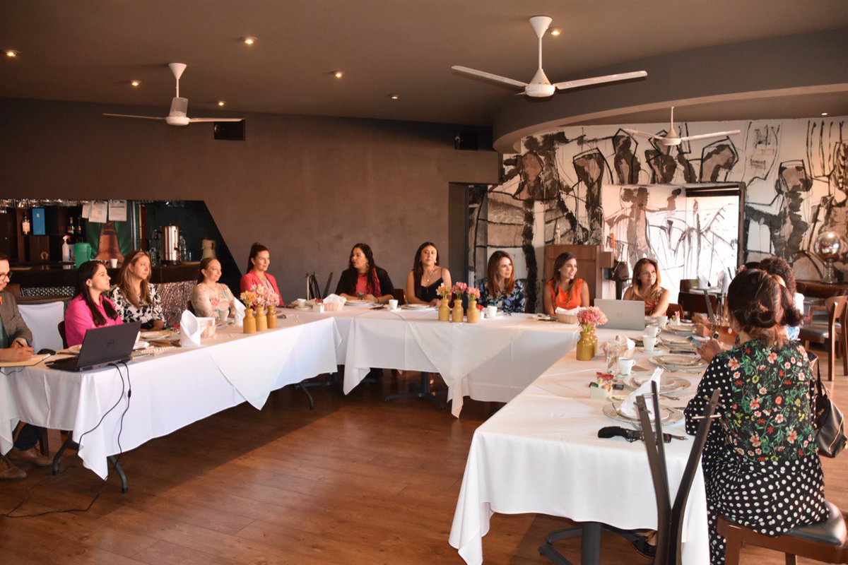 Gracias <a href="/betycamachor/">Beatriz Camacho Ruiz</a>, presidenta de la comisión de equidad de la <a href="/Coparmex/">Coparmex Nacional</a> por tu apoyo, estoy segura que sumando esfuerzos lograremos el empoderamiento de las mujeres poblanas🙋🏻‍♀️. #DíaNaranja 🧡