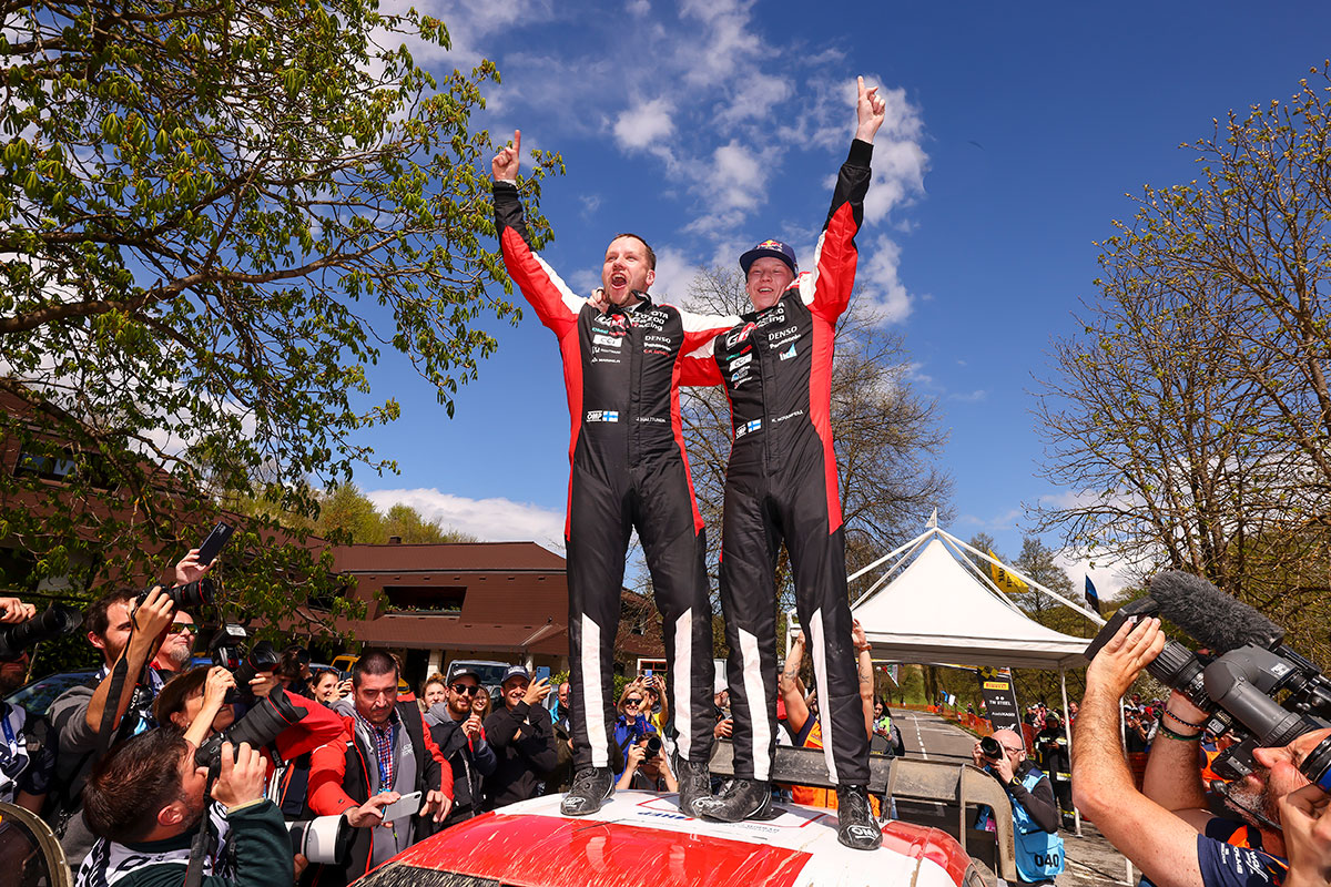 Deux victoires consécutives pour Kalle Rovanperä en WRC. Le pilote Toyota s’est imposé avec seulement 4.3 secondes d’avance sur son rival, Ott Tänak, pilote Hyundai