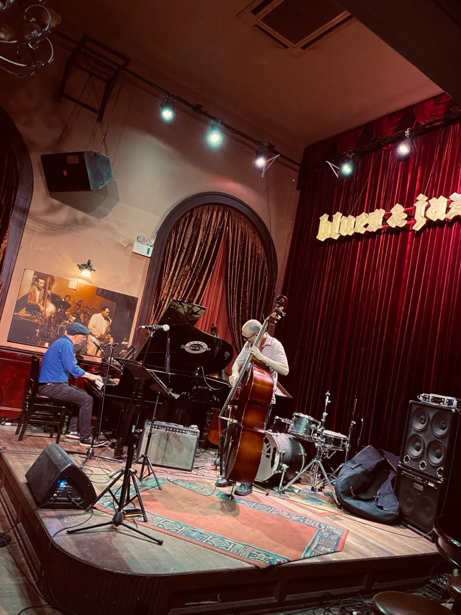 wu64038825's tweet photo. Photography, art, painting, fine wine and good friends at the launch of the new book by the great photographer Mr. Wu Liqiang, in the jazz bar of his good friend Mr. Lin Dongfu, looking at his book, drinking good wine Burgundy, listening to With a wonderful jazz band. https://t.co/3tTiJo6eRh