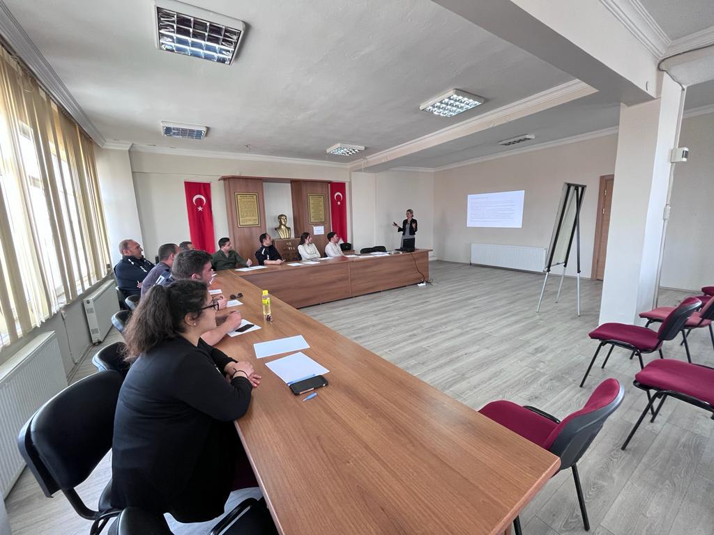 Trakya Kalkınma Ajansı ile birlikte Enez Belediyesi olarak  ortak yürüttüğümüz proje kapsamında , Enez Belediyesinde ki çalışma arkadaşlarımıza “Etkili İletişim Eğitim Programı “ projesine bugün başladık.